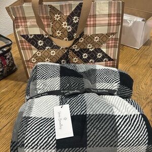 Vera Bradley Tote And 80“ X 50“ Fleece Blanket